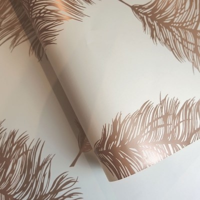 papel pintado plumas elegantes rosa gold fondo crema