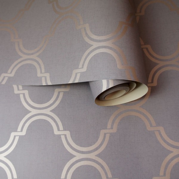 Papel de parede geométrico de arabescos dourados com cinza elegante