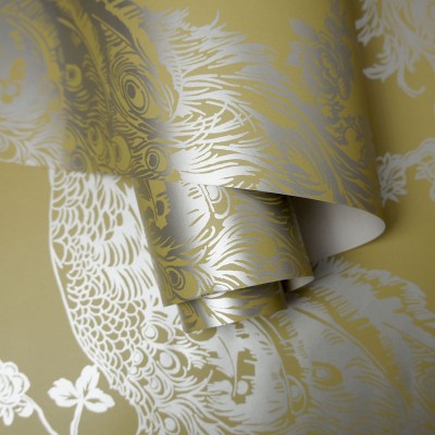 paper pintat amb paons platejats elegants, fons groc intens