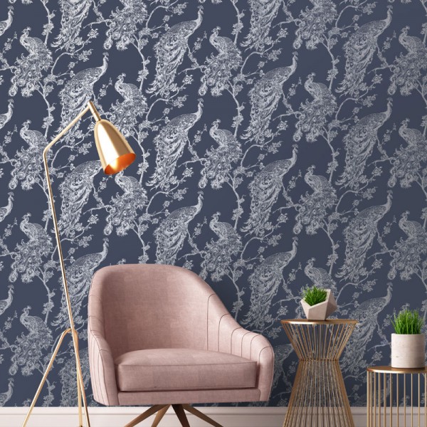 papel pintado con pavos reales plateados fondo azul marino elegante