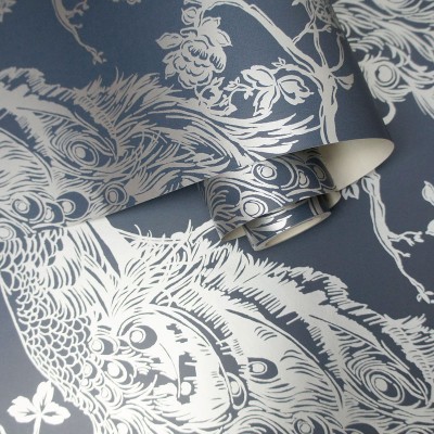 paper pintat amb paons platejats elegants, fons blau marí