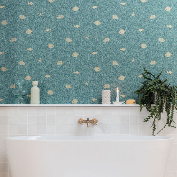 papel pintado con peces dorados fondo azul para decoración de baños modernos