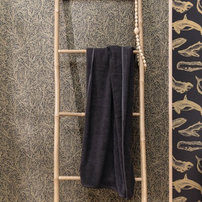 papel pintado de corales dorados en fondo negro elegante para decoración de baños