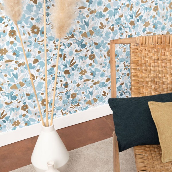 papel pintado con flores azules y doradas acuarelas