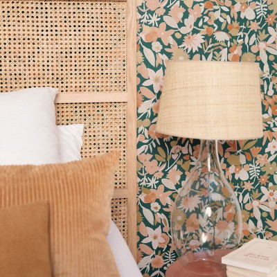 papel de parede com flores em cor salmão e bege em fundo verde
