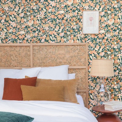 papel pintado con flores color salmón y beige en fondo verde intenso