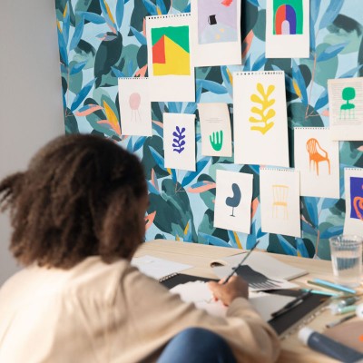 papel pintado hojas verdes, azules y salmón , diseño artístico 2