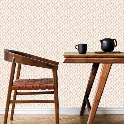 Papel pintado con hojas pequeñas color marrón y rojo con fondo crema