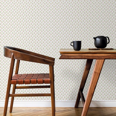 Papel pintado con hojas pequeñas color verde y rosa con fondo blanco roto 2