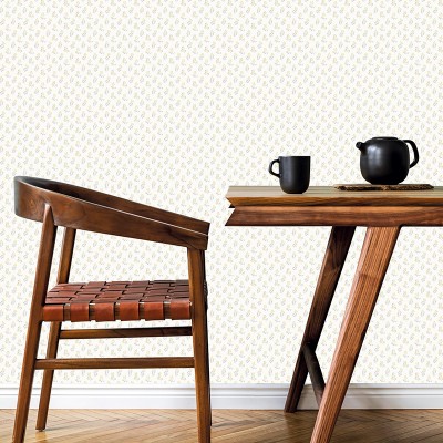 Papel pintado con hojas pequeñas color gris claro y amarillo con fondo blanco roto 2