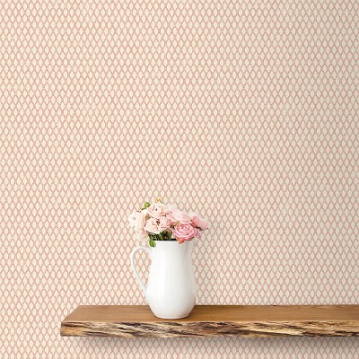 Paper pintat geomètric desgastat color vermell amb fons crema