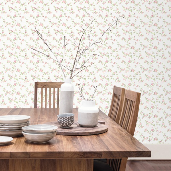 papel pintado con flores pequeñas de color rosa y verde con un fondo blanco.