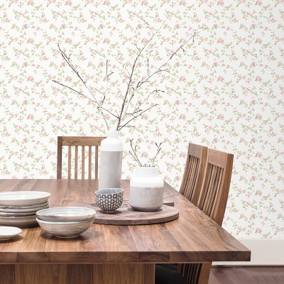 papel pintado con flores pequeñas de color rosa y verde con un fondo blanco.