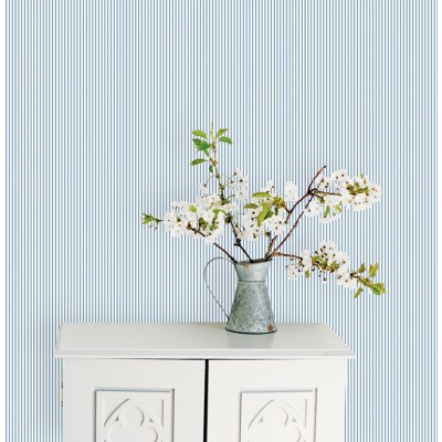 papel de parede com riscas finas cor azul e fundo branco sujo 2