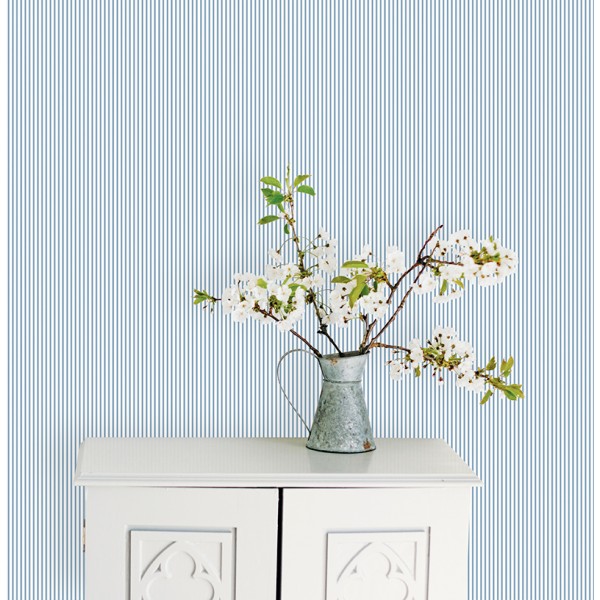 papel pintado con rayas finas de color azul con fondo blanco