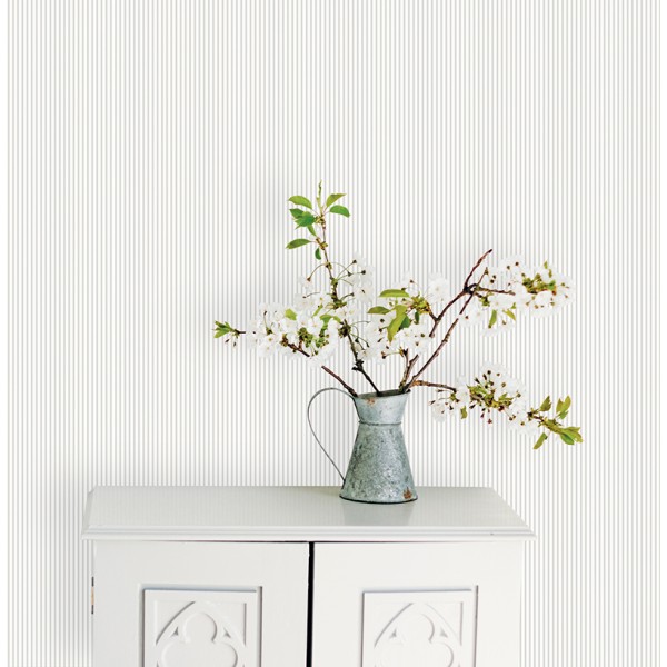 papel de parede com riscas finas cor cinza claro e fundo branco sujo. papel de parede com riscas finas cor cinza claro e fundo branco sujo.