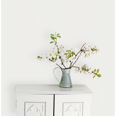 papel de parede com riscas finas cor cinza claro e fundo branco sujo. papel de parede com riscas finas cor cinza claro e fundo branco sujo.