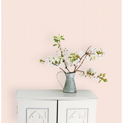 papel de parede com riscas finas cor rosa e fundo branco sujo. 2