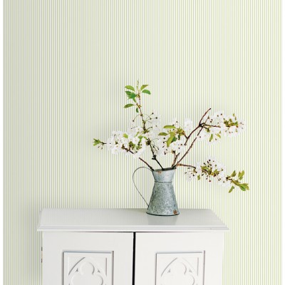 papel de parede com riscas finas cor verde e fundo branco sujo. 2