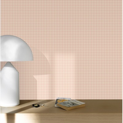 papel pintado con estampado de pata de gallo de color rosa y blanco.