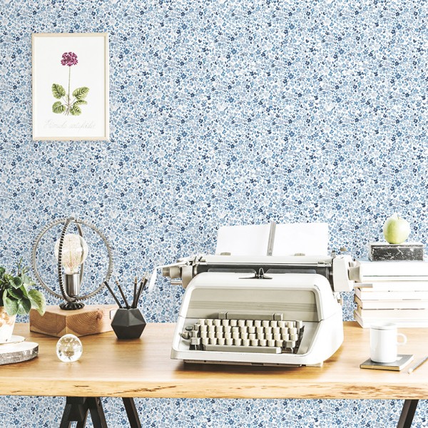 papel pintado con flores pequeñas de color azul con un fondo blanco