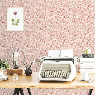 papel pintado con flores pequeñas de color magenta con un fondo blanco.