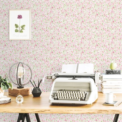 papel de parede com flores pequenas cor rosa e verde com fundo branco 2
