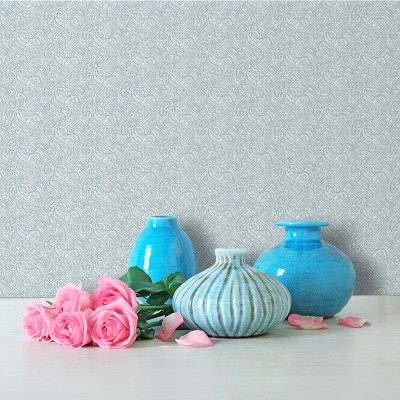 paper pintat motiu cachemir floral de color blau amb un fons blanc