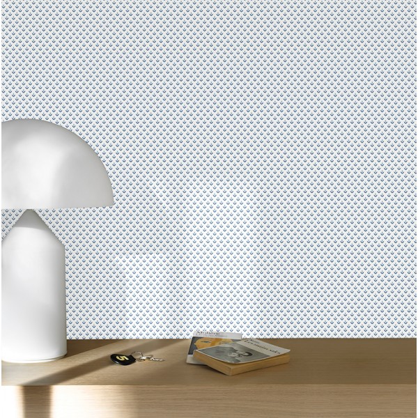 papel pintado con flor de lis de color azul oscuro y azul claro con un fondo blanco.