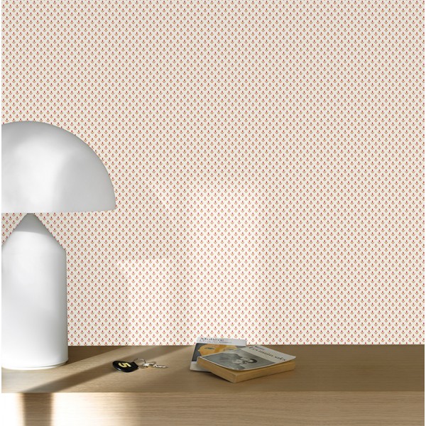 papel pintado con flor de lis de color rojo y mostaza con fondo blanco.