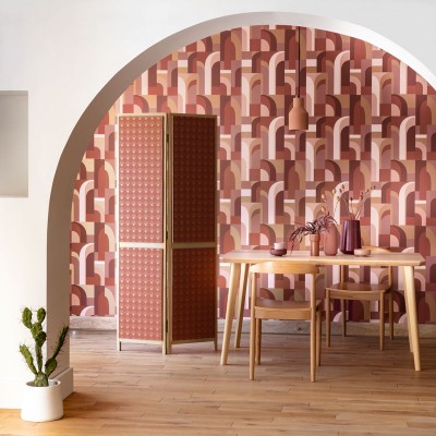 papel pintado geométrico abstracto con figuras en forma de puertas de color terracota, rosa claro, granate y dorado metalizado.
