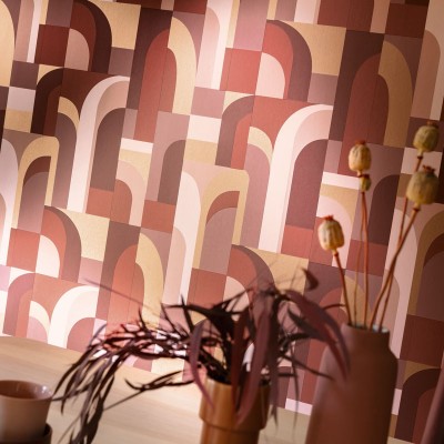 papel pintado geométrico abstracto con figuras en forma de puertas de color terracota, rosa claro, granate y dorado metalizado.