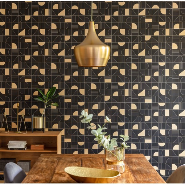 papel pintado puzzle, este contiene elementos geométricos de color negro y dorado metalizado.