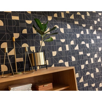 papel pintado puzzle, este contiene elementos geométricos de color negro y dorado metalizado.