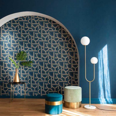 papel de parede efeito labirinto com elementos geométricos em azul com tons dourados metálicos.