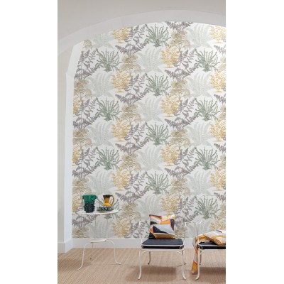 papel pintado botánico silvestre lleno de plantas y hojas de color verde grisáceo, negro, beige, gris y mostaza con fondo blanco