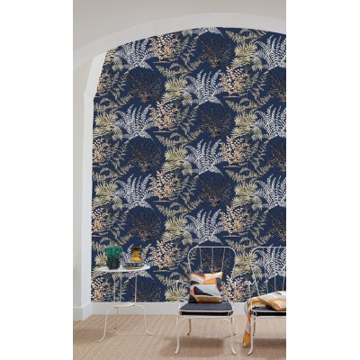 papel pintado botánico silvestre lleno de plantas y hojas con fondo azul marino