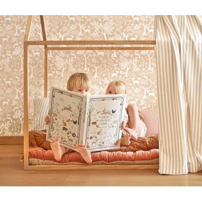 papel pintado bosque con animales rodeados de árboles de color beige camel y blanco