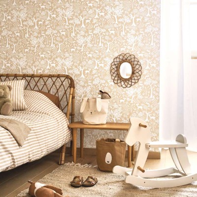 papel pintado bosque con animales rodeados de árboles de color beige camel y blanco