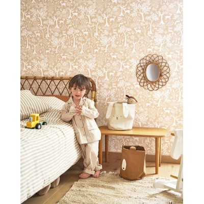 papel pintado bosque con animales rodeados de árboles de color beige camel y blanco
