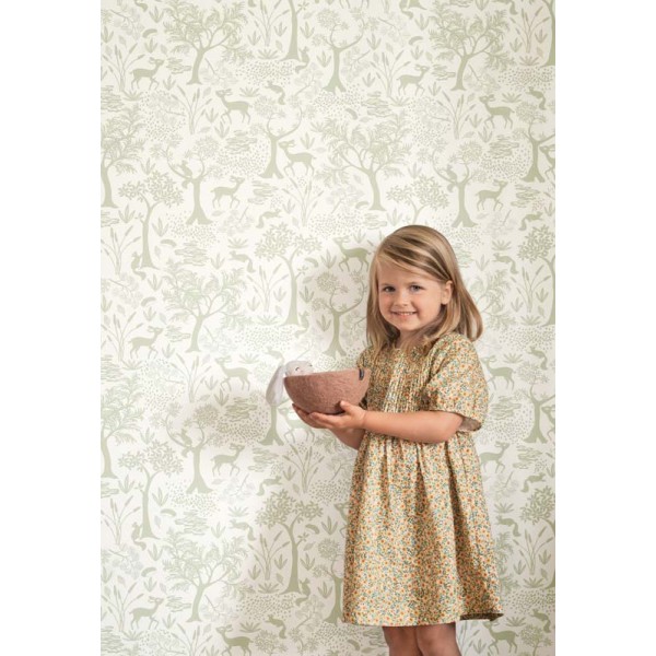 papel pintado infantil con diseños de árboles y animales en el bosque de color rosa nude y blanco.