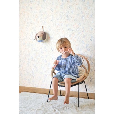 Papel pintado infantil jardín salvaje lleno de plantas de color gris y mostaza