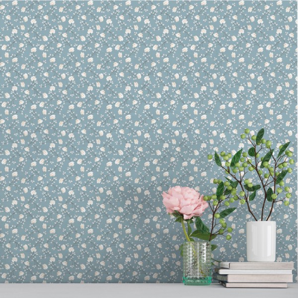 papel pintado con flores pequeñas de color crema con fondo turquesa.