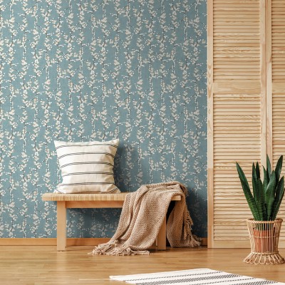 papel de parede com flores sakura,  flores e ramos verticais em bege e castanho com fundo turquesa. 2