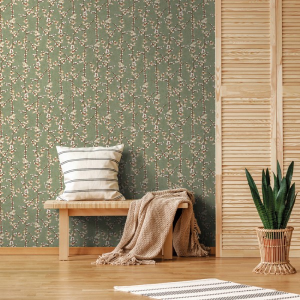 papel de parede com flores sakura,  flores e ramos verticais em marrom avermelhado, branco e marrom com fundo verde.