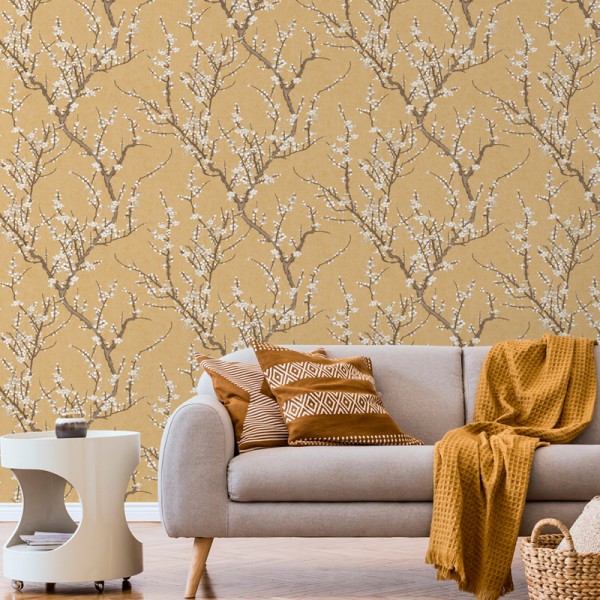 papel pintado ramas sakura, árbol de cerezo con flores beige, gris y marrón con fondo ocre.