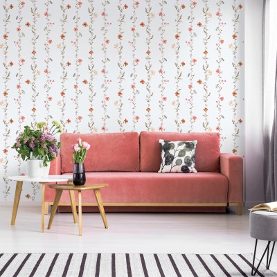 papel pintado botánico con flores verticales de color coral y verde oscuro con fondo blanco