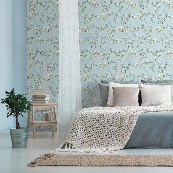 papel de parede estilo chinoiserie, contém ramos e flores em cinza, ocre e verde com fundo verde turquesa