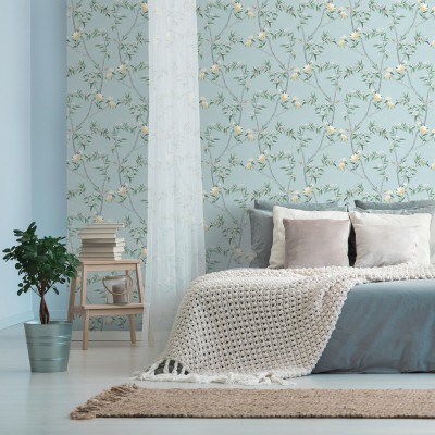 papel de parede estilo chinoiserie, contém ramos e flores em cinza, ocre e verde com fundo verde turquesa