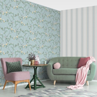 papel de parede estilo chinoiserie, contém ramos e flores em cinza, ocre e verde com fundo verde turquesa